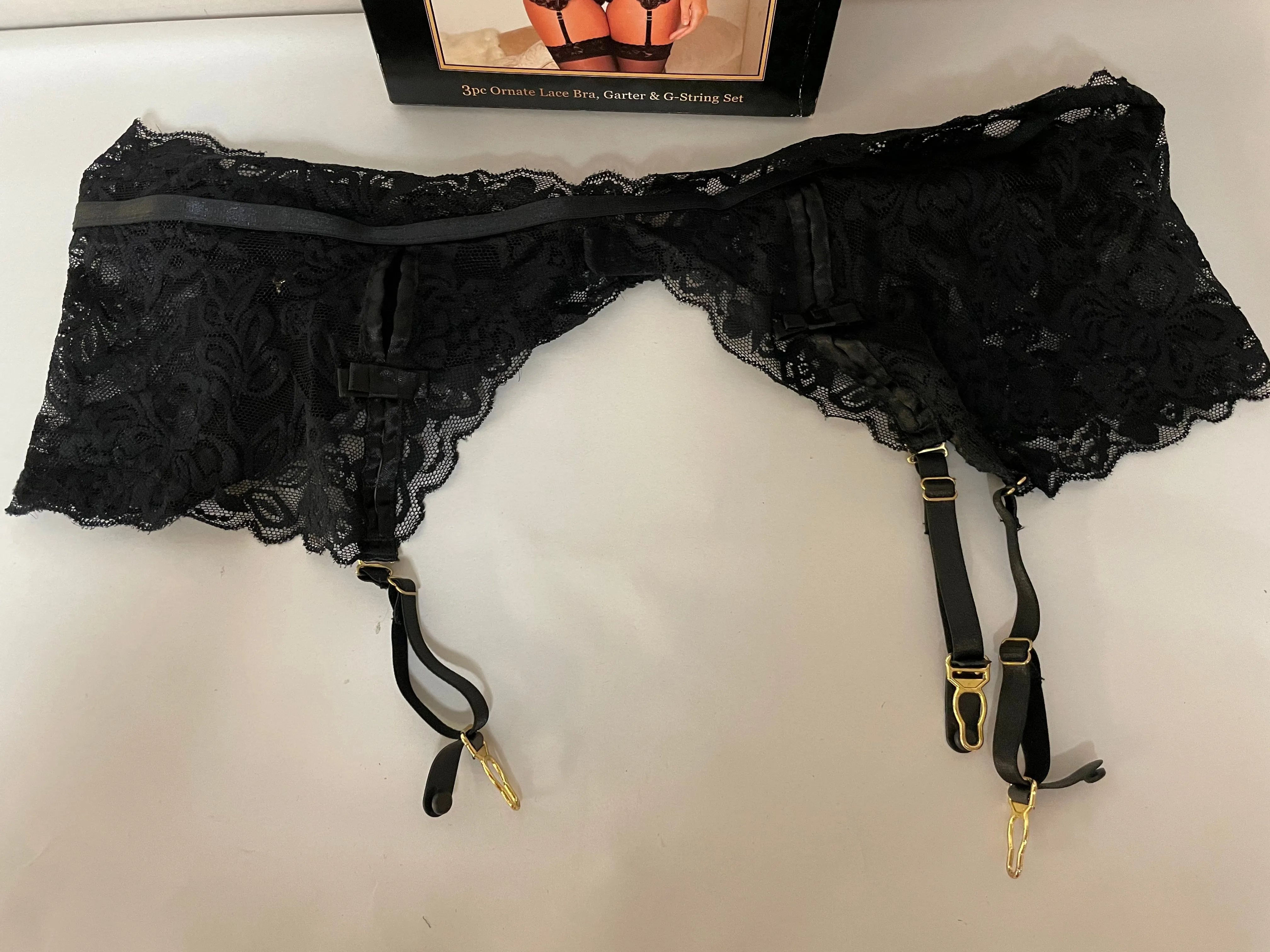 Womens Medium/Large Rene Rofe’ 2pc Black Lace Bra & Garter NWT